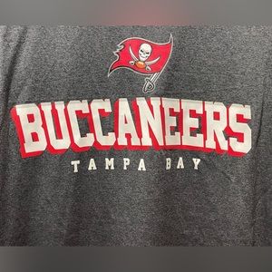 Tampa Bay Buccaneers Adult Large Gray T-Shirt. Bucs NFL Football Shirt